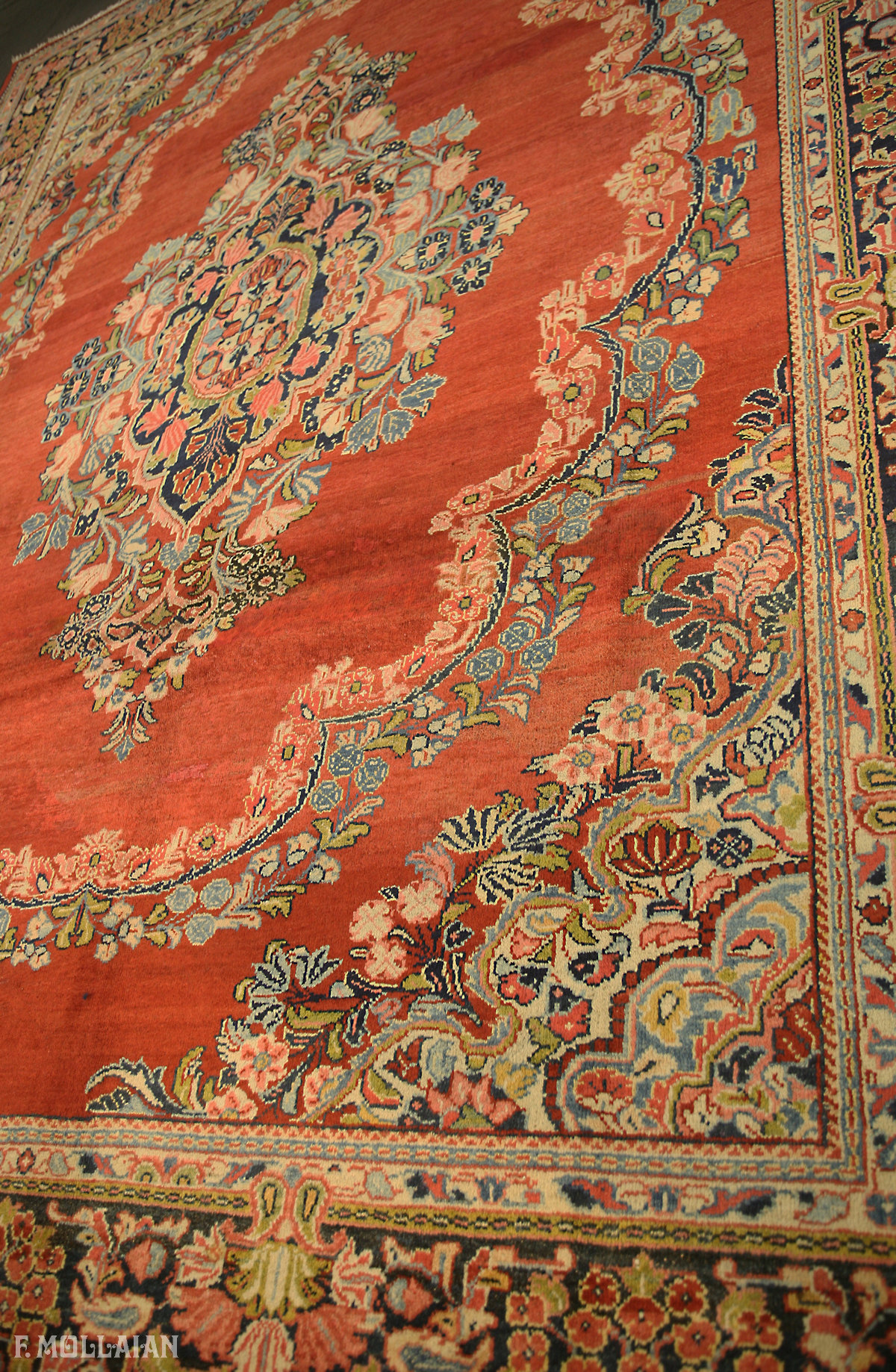 A Decorative Persian Mahal Saruk Carpet n: 6875
