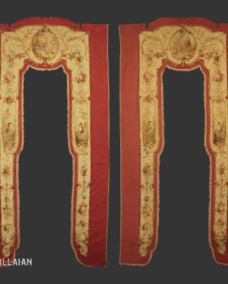 Une paire de rideaux de tapisserie antique n°:54466627