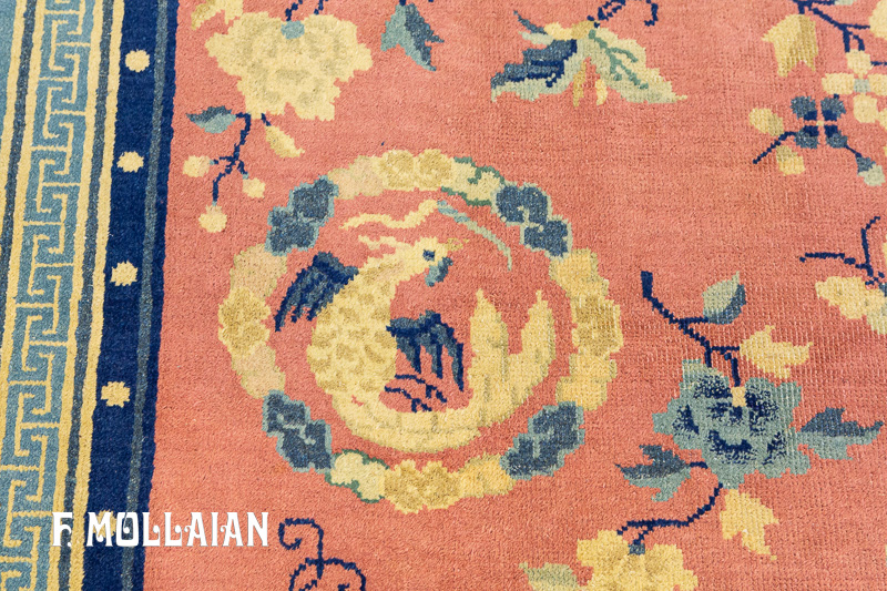 粉红色背景中国北京尼科尔斯古董地毯，奖章中饰有龙 n°:9254