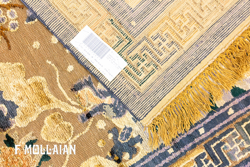 فرش ابریشمی درباری آنتیک چینی امضادار با زمینه “سوف” نخ فلزی کد:۵۴۹۲۱۳۹۵