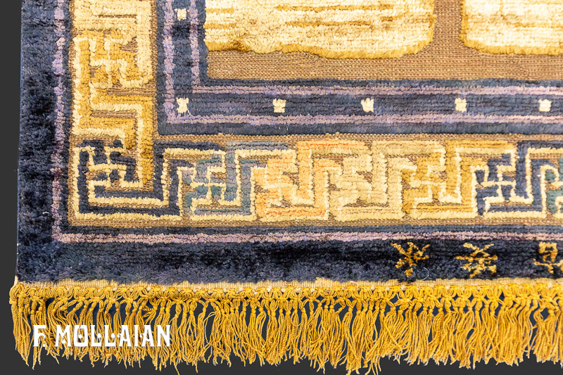 فرش ابریشمی درباری آنتیک چینی امضادار با زمینه “سوف” نخ فلزی کد:۵۴۹۲۱۳۹۵